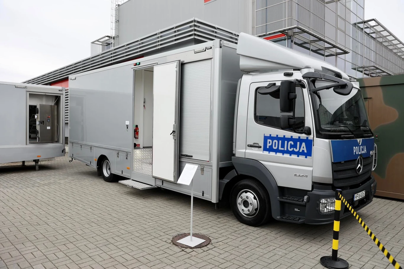 ZEUS-2 czyli policyjny zestaw do analizy oraz likwidacji skażeń - fot. Targi Kielce ZEUS-2 czyli policyjny zestaw do analizy oraz likwidacji skażeń - fot. Targi Kielce