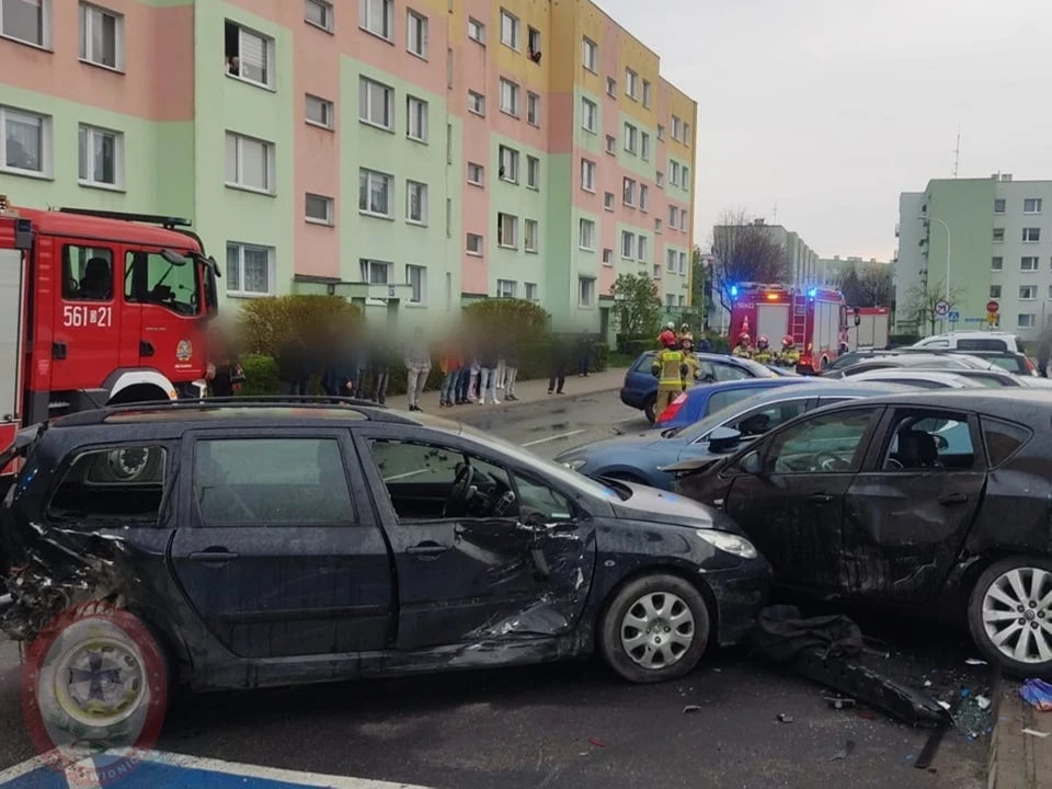 Pijany kierowca mający 2,5 promila staranował 10 samochodów na Osiedlu Młodych w Świdnicy. Grozi mu 8 lat więzienia/ fot. OSP Świdnica/Facebook