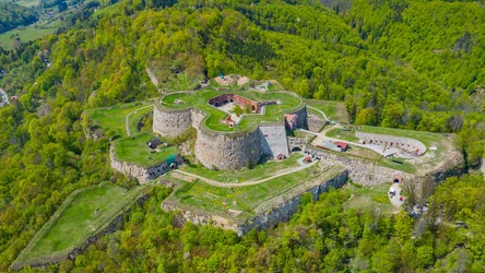 Twierdza Srebrna Góra jest jedną z największych atrakcji wsi. 
