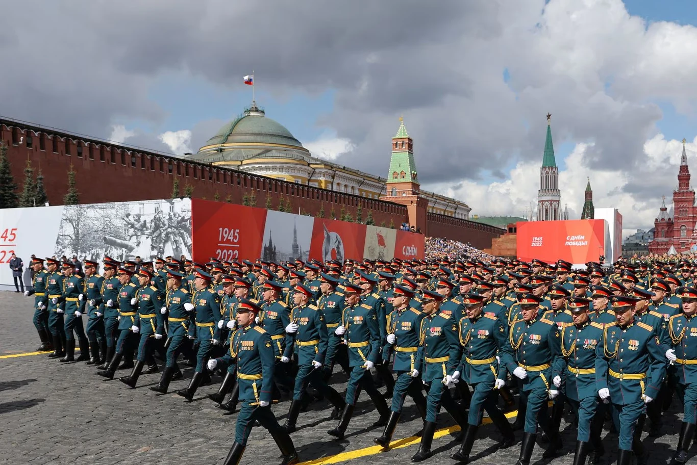 Parady z okazji Dnia Zwycięstwa to w Rosji jedne z najważniejszych wydarzeń Parady z okazji Dnia Zwycięstwa to jedne z najważniejszych wydarzeń w Rosji w ciągu całego roku. Jeśli Rosjanie faktycznie mają obawy przed ich organizowaniem to naprawdę muszą się bać ukraińskich ataków