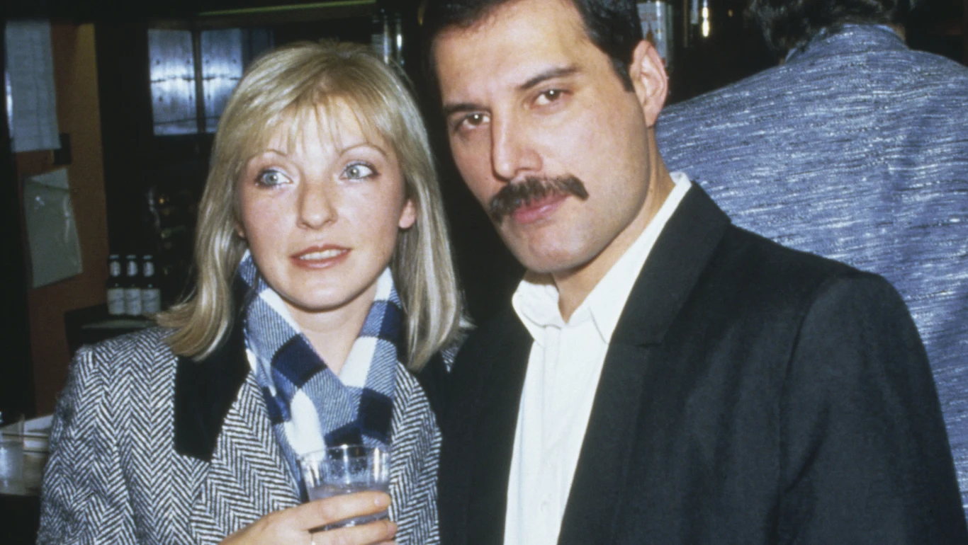 Freddie Mercury zapisał lwią część majątku byłej dziewczynie. Teraz ona go wyprzedaje Freddie Mercury zapisał lwią część majątku byłej dziewczynie. Teraz ona go wyprzedaje