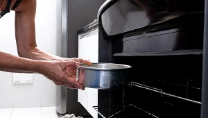 Włóż to do piekarnika i nastaw na 30 minut. Cały tłuszcz odejdzie bez szorowania 