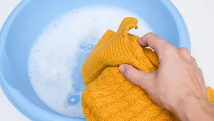 Sfilcowany sweter? Spróbuj zanurzyć go w wodzie z odpowiednim płynem