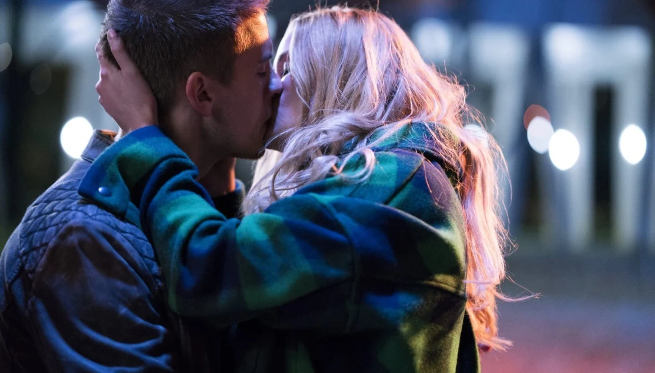 Dylan Sprouse i Virginia Gardner w filmie "Piękna katastrofa" Dylan Sprouse i Virginia Gardner w filmie "Piękna katastrofa"