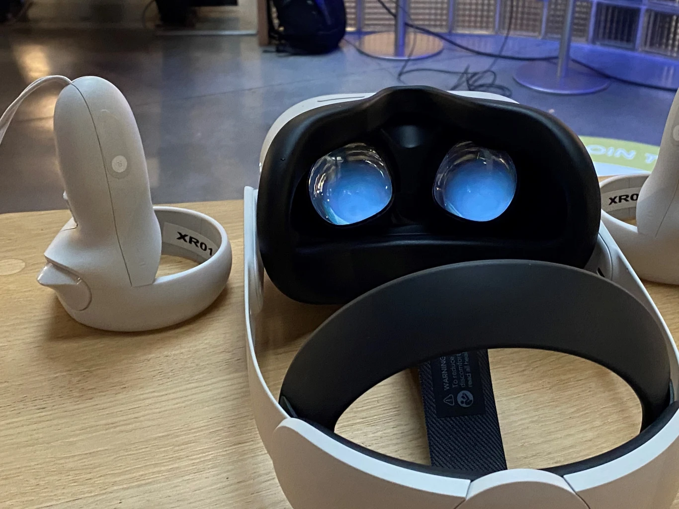 Headset VR i dedykowane kontrolery. Headset VR i dedykowane kontrolery.