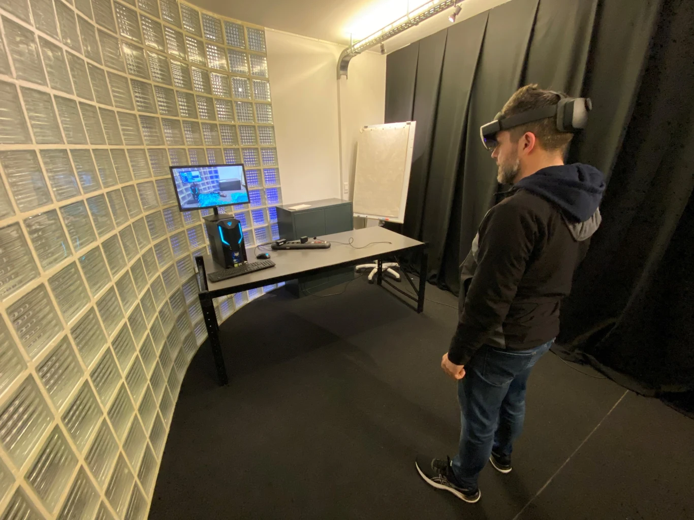 Microsoft HoloLens ma zastosowanie np. podczas edukacji dla bezpieczeństwa w środowisku pracy. Microsoft HoloLens ma zastosowanie np. podczas edukacji dla bezpieczeństwa w środowisku pracy.