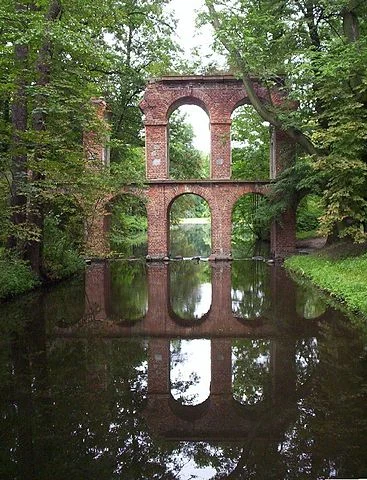 Romantyczny spacer w majowy weekend? Park romantyczny w Arkadii to niezwykłe miejsce z wyjątkowym akweduktem. 