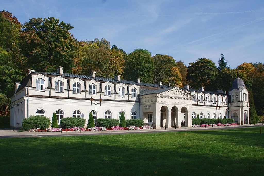Na zdjęciu Sanatorium „Stare Łazienki” - jeden z najpiękniejszych budynków uzdrowiskowych usytuowany w nałęczowskim Parku.