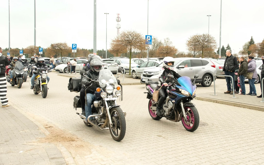 Motocykliści jadący obok siebie nie łamią prawa, ale taka jazda nie jest bezpieczna