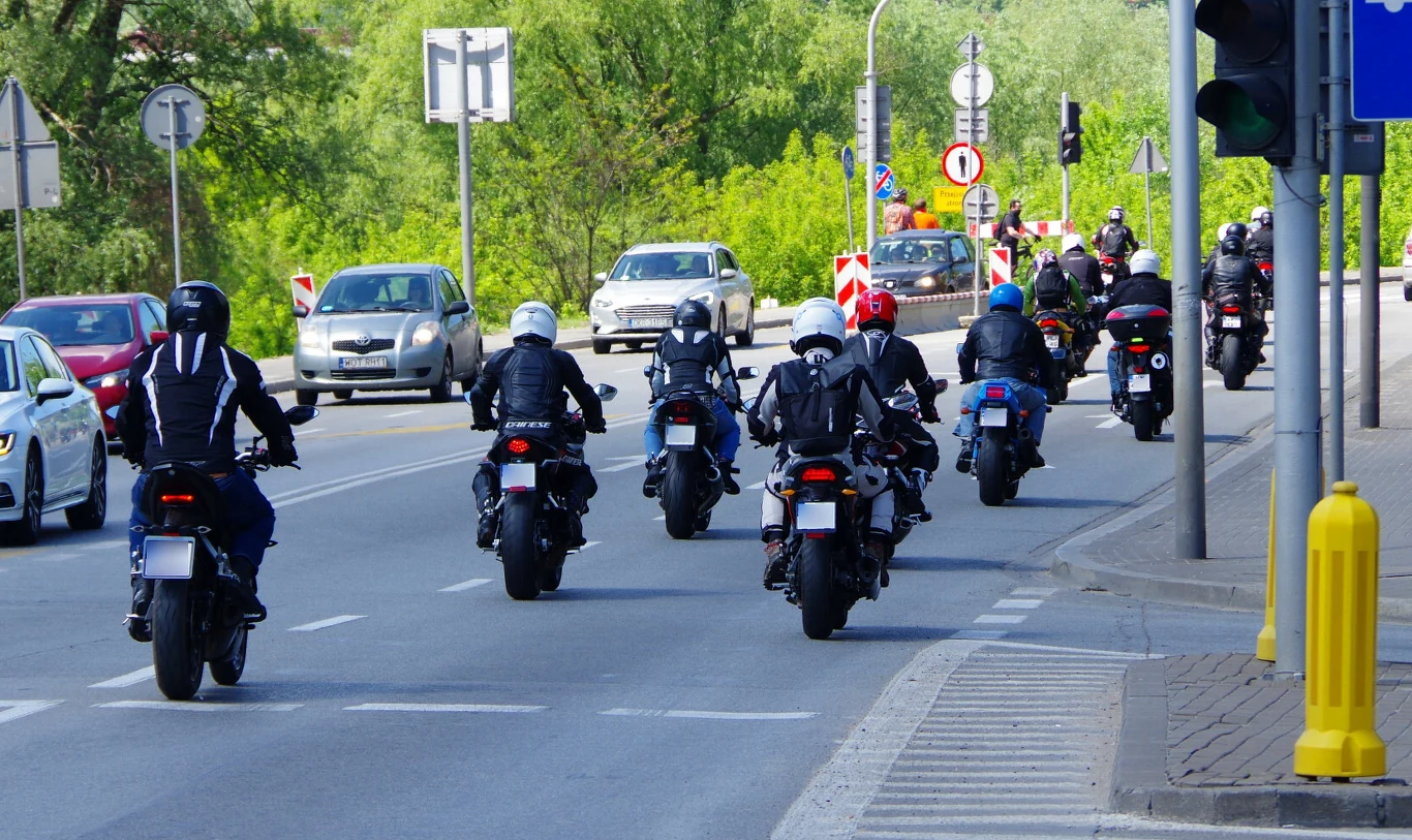 Jazda "na zakładkę" w grupie motocykli jest znacznie bezpieczniejsza niż jazda obok siebie.