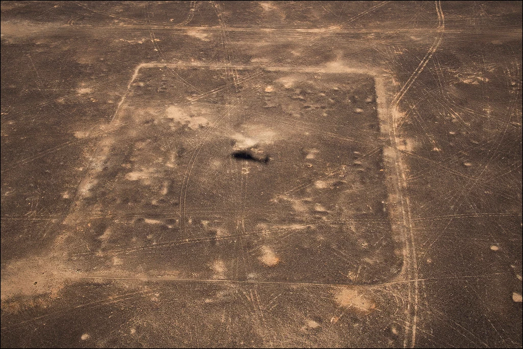 Zdjęcie zachodniego obozu z góry. Archeolodzy sprawdzali zdjęcia satelitarne w ramach projektu Endangered Archaeology in the Middle East and North Africa.