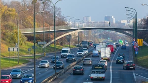 Pierwszeństwo przy zmianie pasa ruchu na środkowy. Niektórzy są zaskoczeni