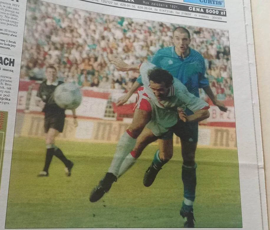Jan Furtok zdobywa bramkę ręką w meczu z San Marino na zdjęciu w "Przeglądzie Sportowym"