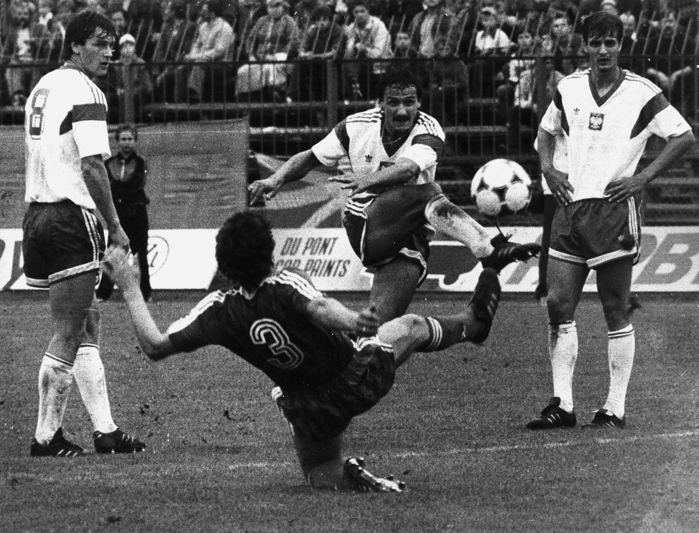 Jan Furtok (w środku) w barwach reprezentacji Polski. Obok Jan Urban i Dariusz Wdowczyk.