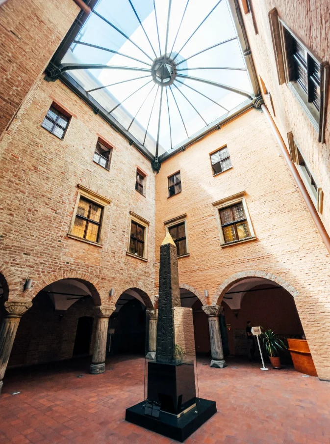 Obelisk Ramzesa II na dziedzińcu Pałacu Górków Obelisk Ramzesa II na dziedzińcu Pałacu Górków