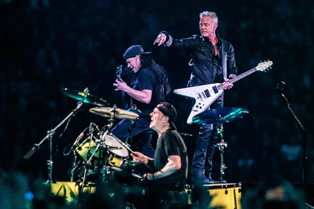 Metallica w Amsterdamie (27 kwietnia 2023 r.) - od góry James Hetfield, Robert Trujillo i Lars Ulrich