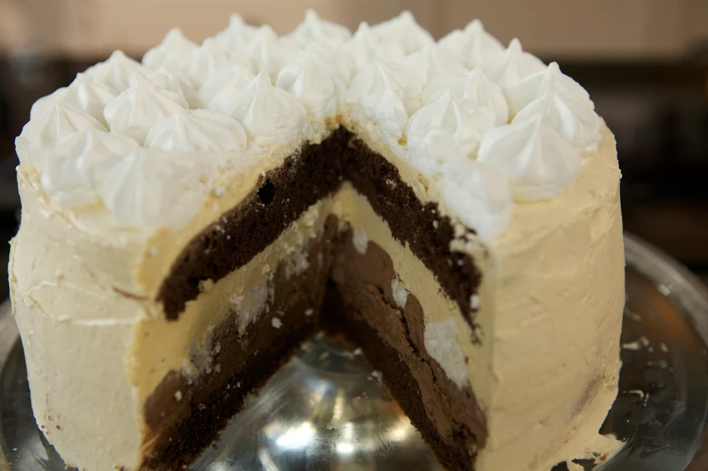 Tort z masą chałwową i czekoladową - przepis Ewy Wachowicz