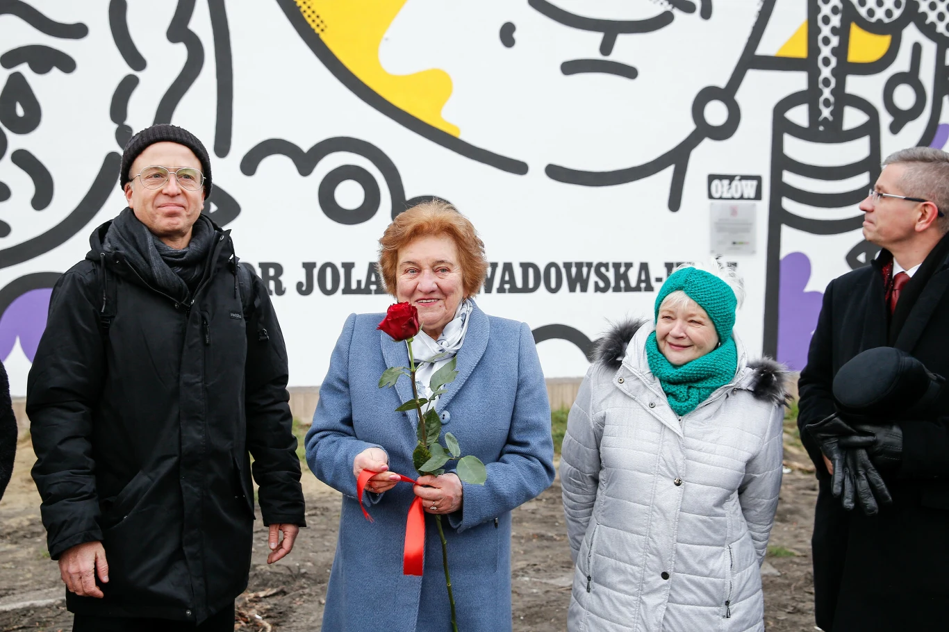 Jolanta Wadowska-Król przy muralu ze swoją podobizną Jolanta Wadowska-Król przy muralu ze swoją podobizną