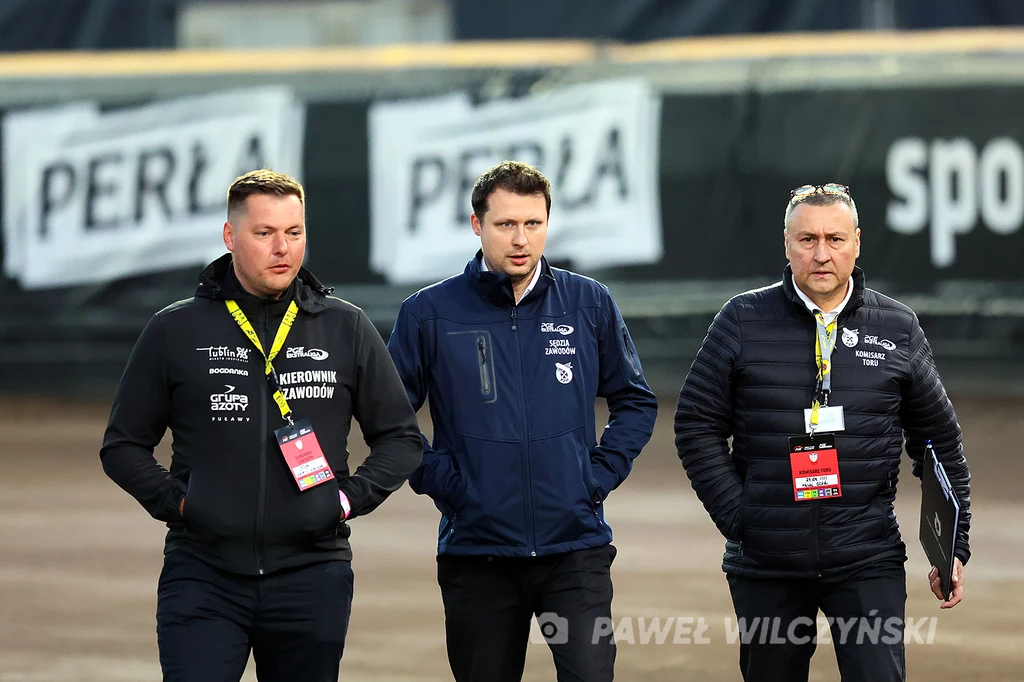 Sędzia Michał Sasień na obchodzie toru Sędzia Michał Sasień na obchodzie toru