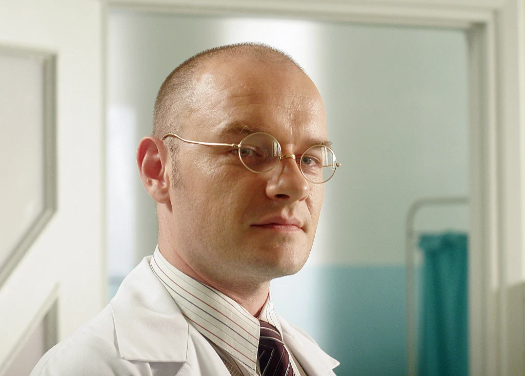 Redbad Klynstra to aktor znany głównie z serialu "Na dobre i na złe", w którym wcielił się w doktora Ruud Van Der Graafa. Dlaczego aktor pożegnał się z produkcją? Redbad Klynstra to aktor znany głównie z serialu "Na dobre i na złe", w którym wcielił się w doktora Ruud Van Der Graafa. Dlaczego aktor pożegnał się z produkcją?