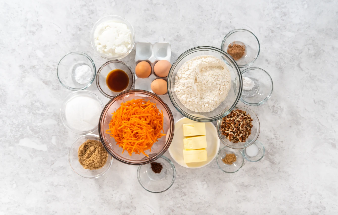 Składniki niezbędne do przygotowania ciasta marchewkowego Składniki niezbędne do przygotowania ciasta marchewkowego
