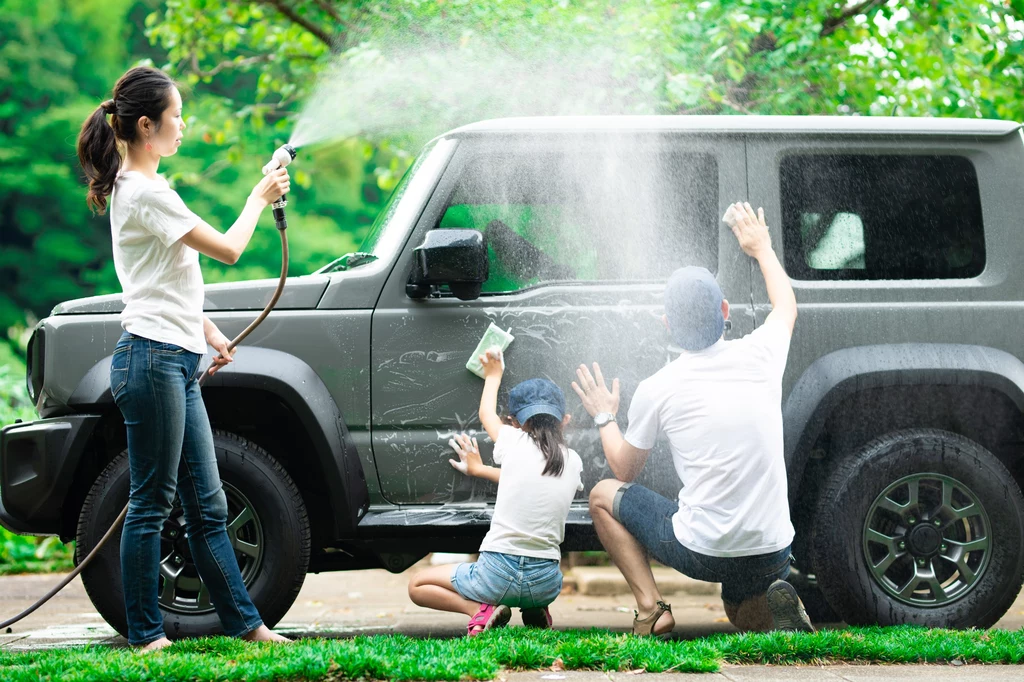 Jaka kara grozi za mycie samochodu przed domem?