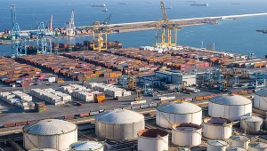 Magazyny gazu w UE są obecnie zapełnione w prawie 60 proc. (na zdjęciu - terminal i magazyny gazu w porcie w Barcelonie)