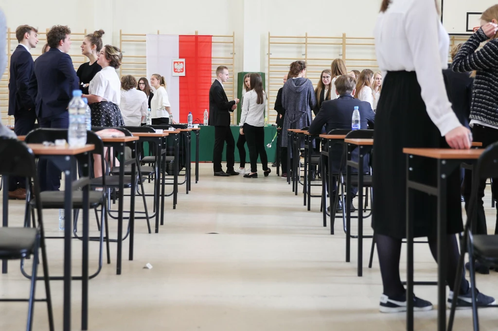 Matura 2023 już niebawem - na zdjęciu ilustracyjnym uczniowie przed egzaminem Matura 2023 już niebawem - na zdjęciu ilustracyjnym uczniowie przed egzaminem