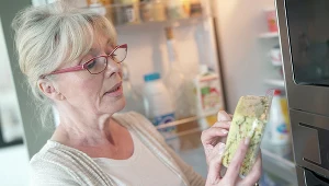 Czy można jeść przeterminowane produkty? Niektóre nie mają daty ważności