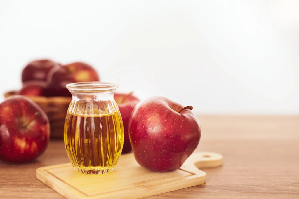 Ocet jabłkowy to domowy naturalny kosmetyk.