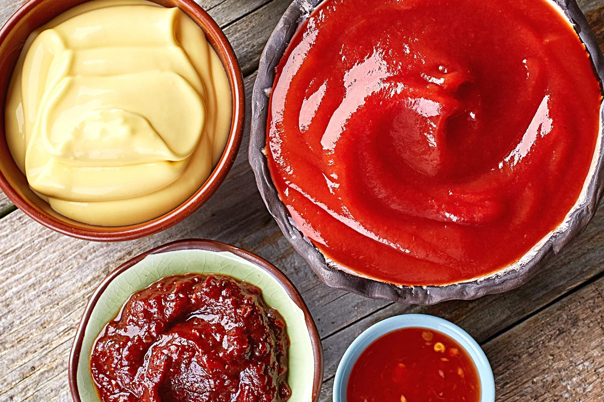 Lepsza musztarda czy keczup? Jedno oczyszcza organizm i ma mniej kalorii, drugie - chroni serce i dostarcza witamin Lepsza musztarda czy keczup? Jedno oczyszcza organizm i ma mniej kalorii, drugie - chroni serce i dostarcza witamin