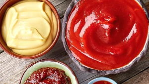 Lepsza musztarda czy keczup? Jedno oczyszcza organizm i ma mniej kalorii, drugie - chroni serce i dostarcza witamin