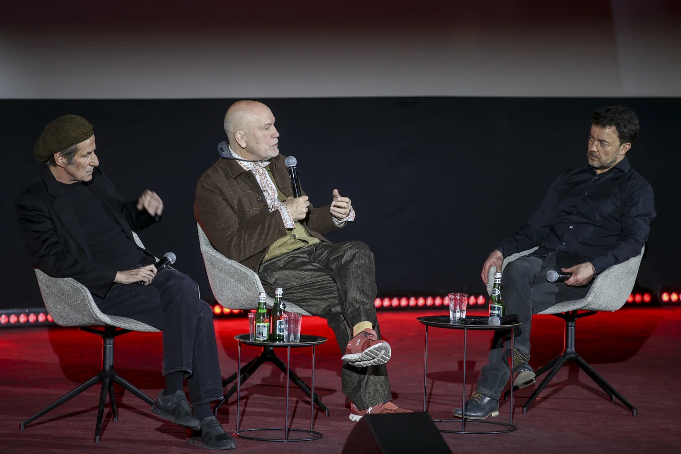 Producent Jacek Szumlas (L) i John Malkovich (C) w rozmowie z Michałem Chacińskim (P)