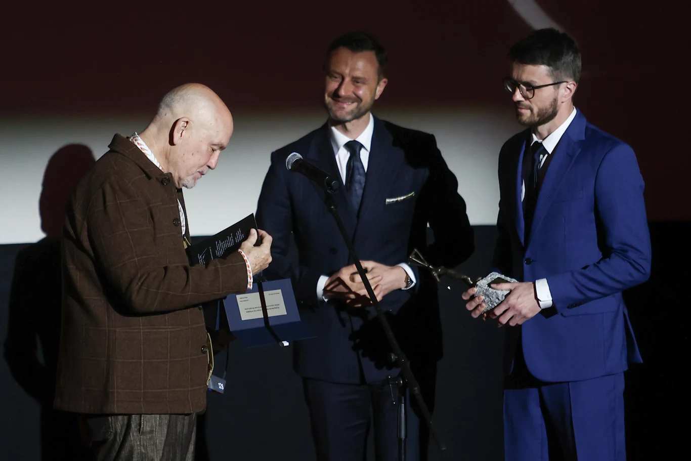 John Malkovich osobiście przywitał gości podczas Gali Otwarcia 16. edycji Mastercard OFF CAMERA. Amerykański aktor i reżyser odebrał statuetkę "Pod Prąd", honorującą artystów i artystki, którzy idą własną drogą, nie zważając na obowiązujące trendy i modę.