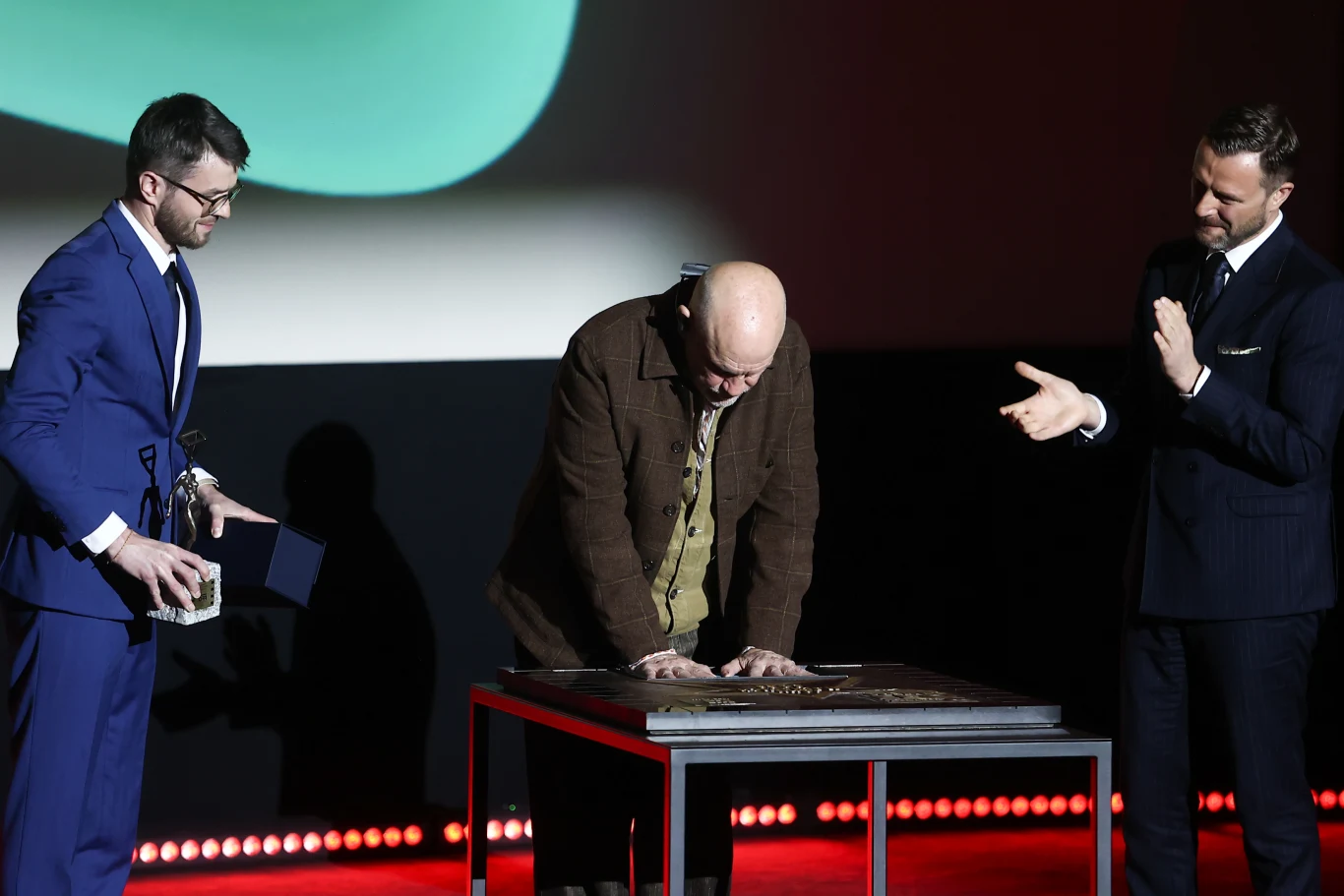 Następnie pozostawił po sobie ślad w postaci odcisku dłoni, który zostanie częścią Alei Gwiazd w Krakowie.