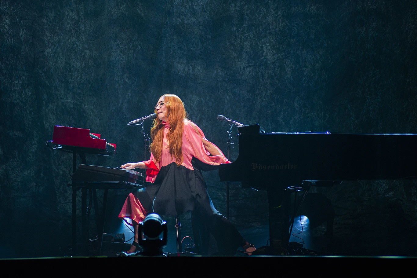 Tori Amos podczas koncertu w katowickim Spodku