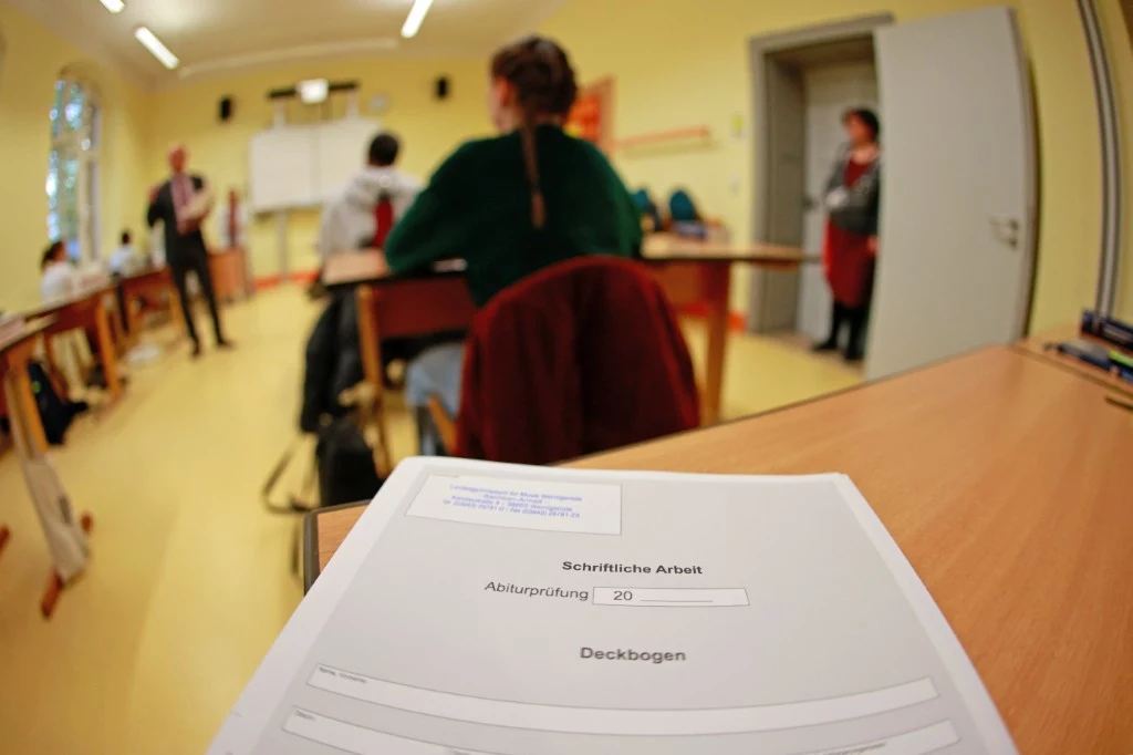 Uczniowie jednej ze szkół w Wernigerode przed rozpoczęciem pisemnego egzaminu maturalnego Uczniowie jednej ze szkół w Wernigerode przed rozpoczęciem pisemnego egzaminu maturalnego