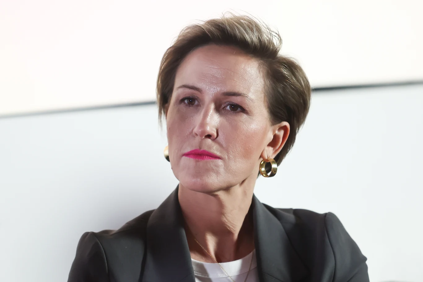 "'Sortownia' jest produkcją wielogatunkową, z thrillerem jako tym wiodącym. Najczęściej seriale medyczne operują konwencją obyczajową, w 'Sortowni' jest inaczej. To thriller psychologiczny z elementami obyczajowymi. Ten element psychologiczny jest tutaj bardzo istotny. Wybór Andrzeja Chyry na odtwórcę głównej roli był zatem nieprzypadkowy - to właśnie on nadaje postaci głębię i ten aspekt jest bardzo wymowny w jego wykonaniu" - mówiła w jednym z wywiadów Anna Kazejak, reżyser serialu, która w sposób mistrzowski ukazała realia pracy na tak wymagającym oddziale, jakim jest SOR.
