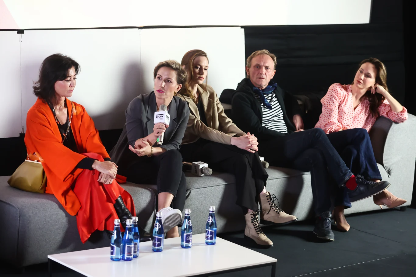 Za scenariusz odpowiedzialni są: Joanna Kozłowska ("Wotum nieufności"), Wiktor Piątkowski ("Wataha", "Wojenne dziewczyny"), Monika Powalisz ("Belfer") i Michał Wawrzecki ("Chyłka").