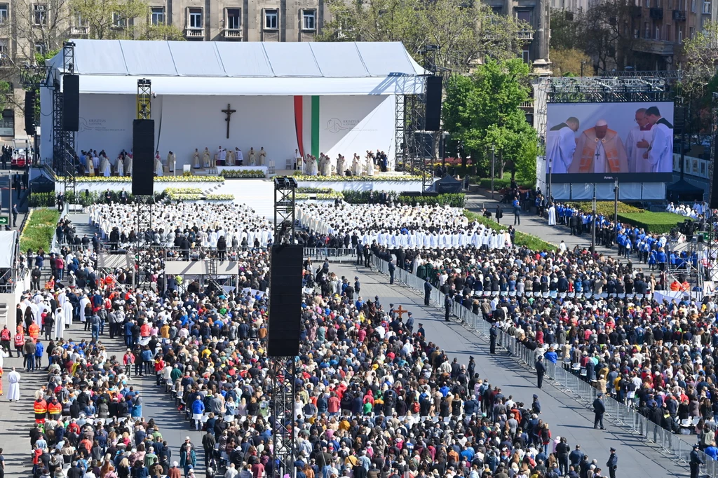 Papież Franciszek odprawia mszę w Budapeszcie Papież Franciszek odprawia mszę w Budapeszcie