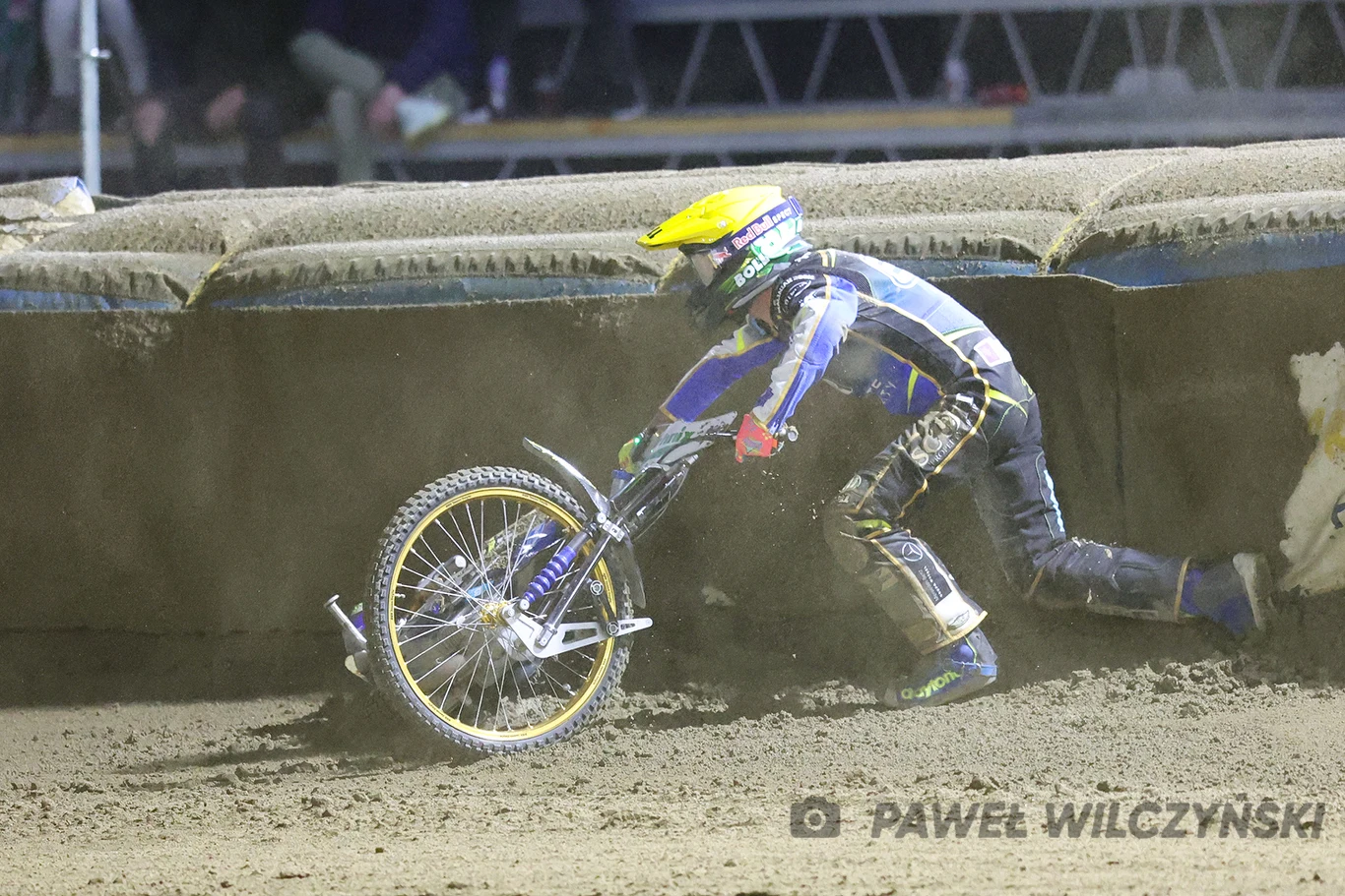 Jason Doyle podnosi się po upadku