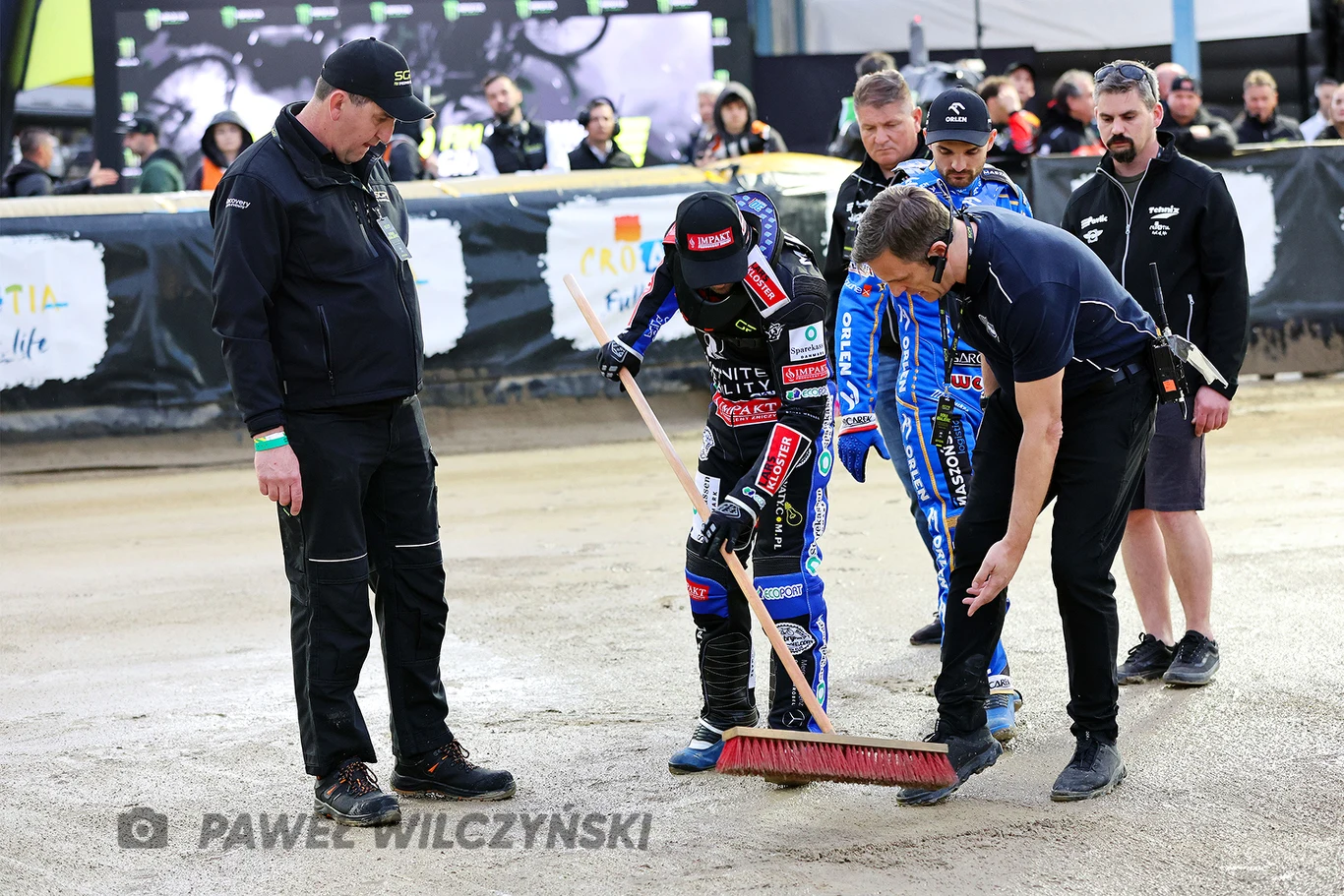 Leon Madsen i Phil Morris zmiatają wodę z toru