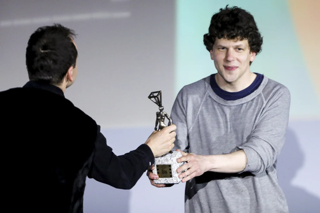 Jesse Eisenberg odbiera nagrodę "Pod prąd" Jesse Eisenberg odbiera nagrodę "Pod prąd"