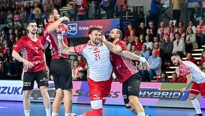 Kamil Syprzak w ataku na bramkę Łotwy. Obrotowy PSG był często faulowany przez niższych od niego rywali