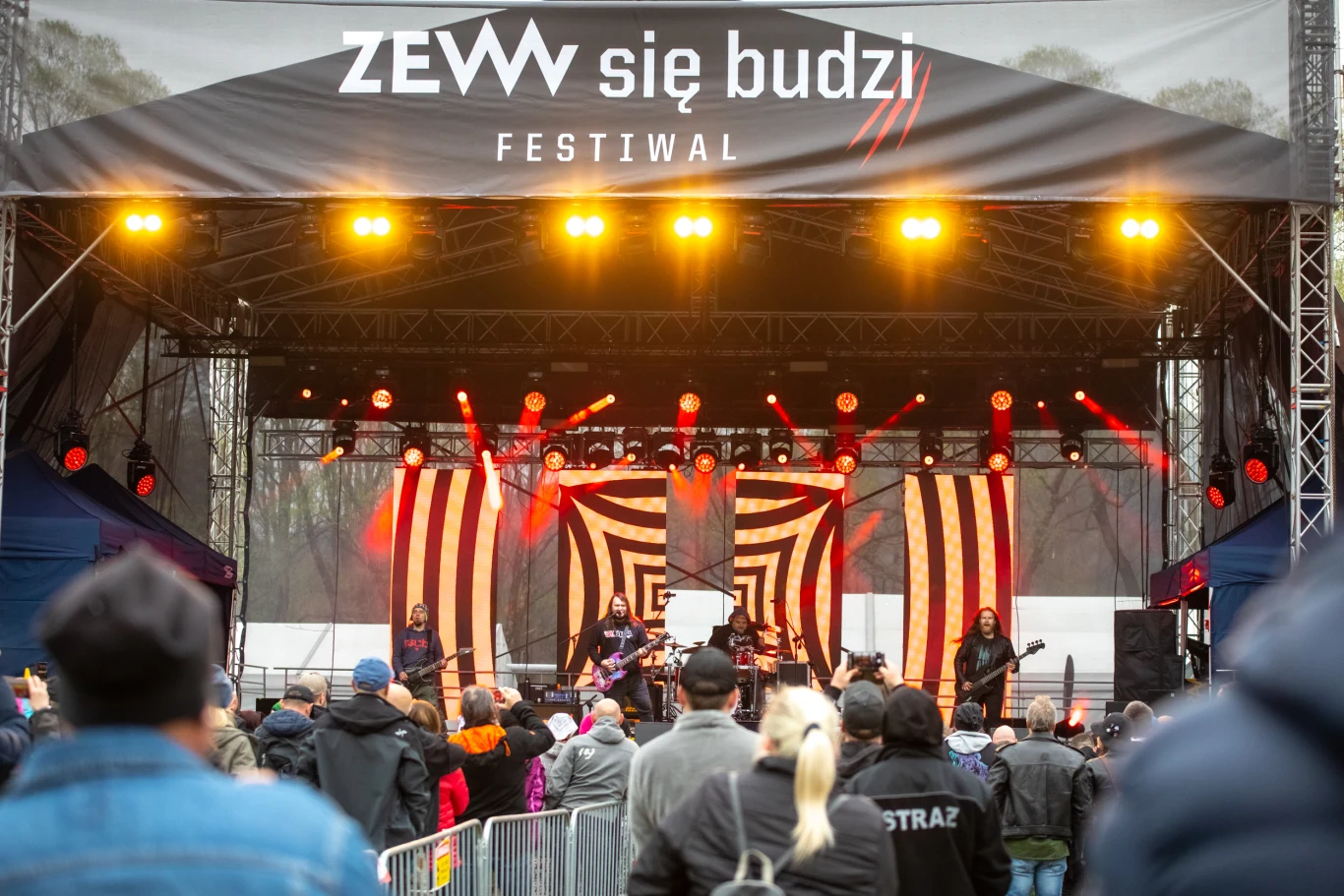 Zobacz zdjęcia z porannego koncertu Zenka Kupatasy na ZEW się budzi 2023