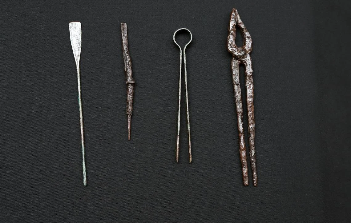 Oprócz szkieletu znaleziono również drewniane skrzynki zawierające kompletny zestaw narzędzi medycznych