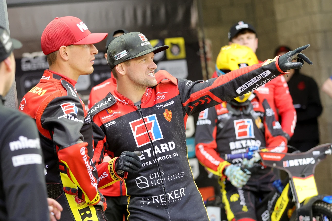 Artiom Łaguta pokazuje Piotrowi Pawlickiemu jak ma jechać Artiom Łaguta pokazuje Piotrowi Pawlickiemu jak ma jechać