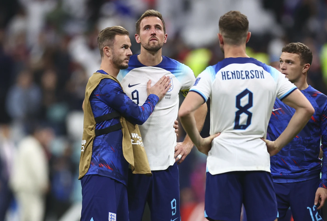 James Maddison pociesza Harry'ego Kane'a.