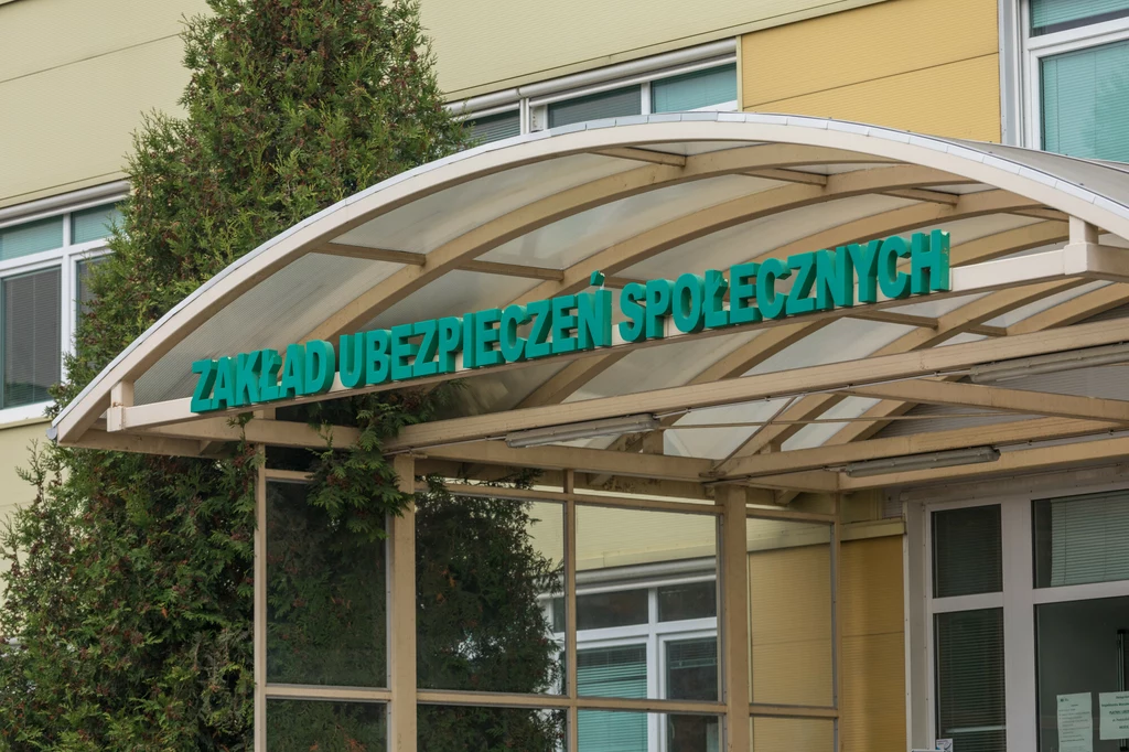 ZUS wysyła listy do emerytów i rencistów. Informuje o wysokości świadczenia po waloryzacji i przyznaniu trzynastki