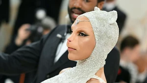 Kocia stylizacja na MET Gala to ukłon w stronę... kota legendarnego projektanta